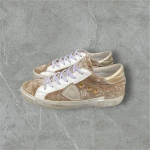 Philip model skor  - Säljer nu dessa Philip model skor i storlek 38 Skick 9/10 Pris 1249kr Obs endast skorna ingår! Modellen är att den ska se slitna ut.