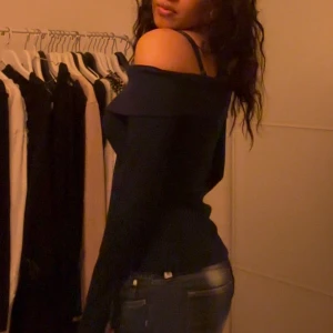 Svart offshoulder topp - Snygg svart offshoulder topp med långa ärmar. Perfekt för en stilren look. Passar bra till både jeans och kjol.🌟🌟