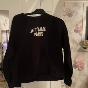 Svart tröja - En svart mjuk fin tröja med knappar på ena axeln