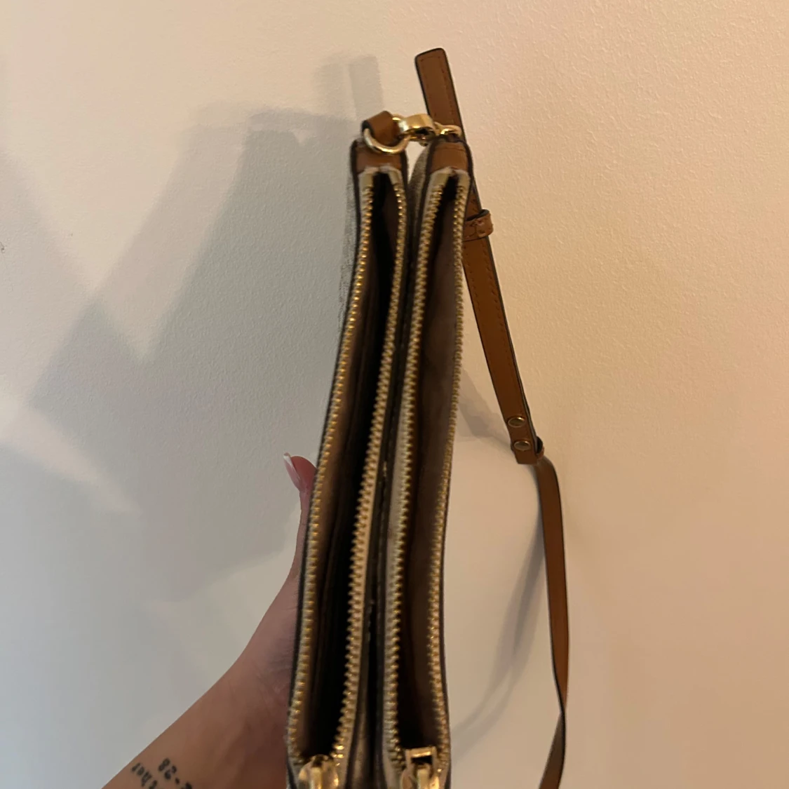 Beige axelväska från Michael Kors - 2