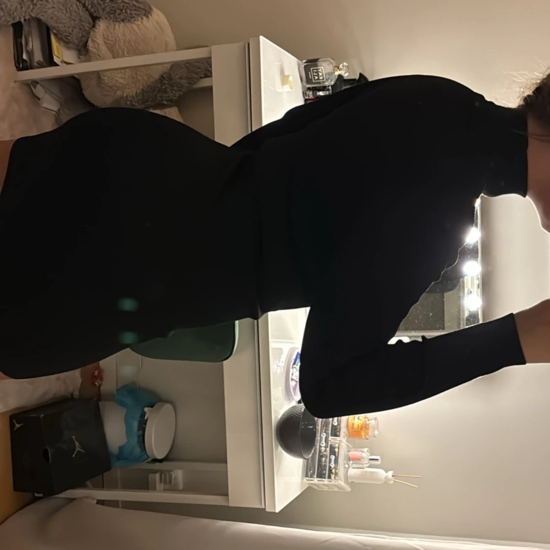 Svart klänning med öppen byst - 1