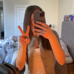 Zara tröja - Grå kofta/tröja från Zara med korta ärmar och fina pärlknappar. Väldigt fint skick knappt använd. Köpt för 399🩷