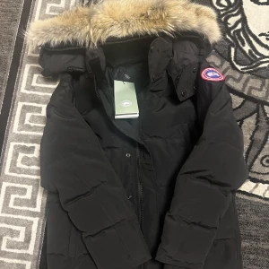 Svart parkajacka från Canada Goose - Canada goose Wyndham Parka storlek S helt ny aldrig använt.