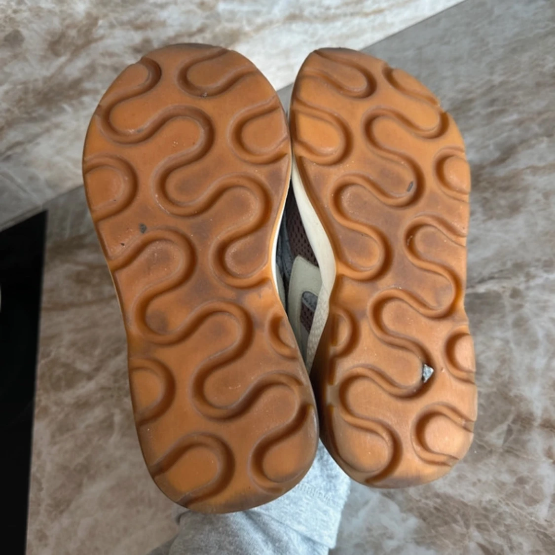 Grå sneakers från Stella McCartney - 3