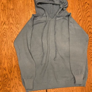 Merinoull Hoodie - En snygg ljusblå Merinoull hoodie köpt från tik tok, den är lite ljusare i verkligheten än på bilden. Helt ny, har inte använt då den var för liten.