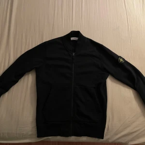 Svart Stone Island Kofta  - Stone Island kofta. Koftan är använd någon enstaka gång och är i ett mycket bra skick. Finns inga skador, hål, skavanker eller fläckar. Nypris ca: 4000kr 