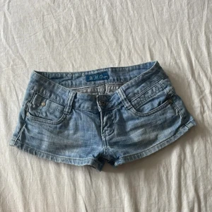 Supersnygga lågmidjade jeansshorts! - Superfina jeansshorts jag köpt här på plick, tyvär är de för små 🥲 Har inga bilder på då dom är för små för mig!