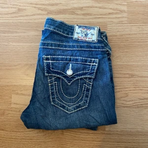 True Religion Jeans Bootcut Flare - !skicka bud för snabb affär! Fina true religion jeans, storlek 25 i mycket bra skick. Bootcut och lågmidjade. Mått:                                                        Midja 33 cm Ytterben 99 cm Innerben 76 cm  Ben öppning 18 cm