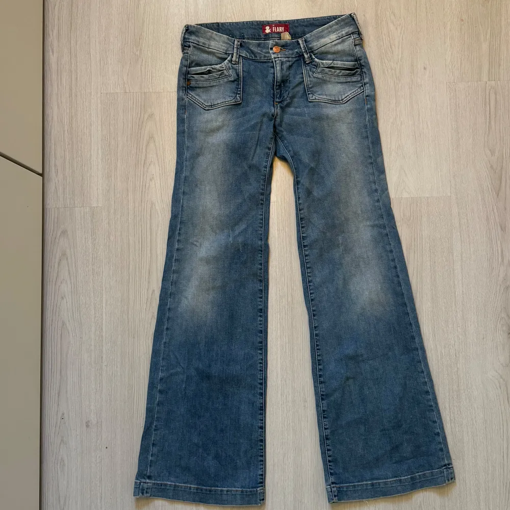 Ett par lågmidjade bootcut jeans från märket fit & flary som inte kommer till användning längre🩷. Jeans & Byxor.