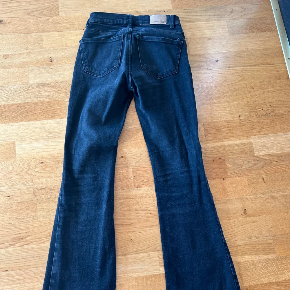 säljer dessa low waist bootcut jeans från gina tricot. Säljer då de har blivit för små för mig 🥰. Jeans & Byxor.