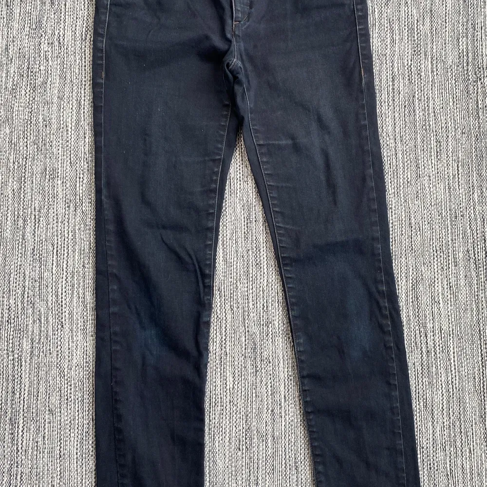 Mörkblåa jeans i strl 26 från Trussardi Jeans.  Använda, finns några noppor på ena låret i övrigt i bra begagnat skick.  Mått Midjan: ca 38 Längd från grenen och ner: ca 77 cm  Bomull och elastan  Kommer från ett djur och rökfritt hem.. Jeans & Byxor.