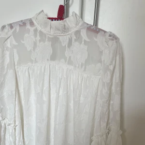 Vit klänning - Mycket fin vit klänning perfekt som studentklänning eller liknande. Endast provad men utan prislapp. 