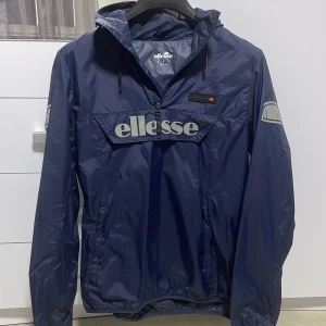 Ellesse wind breaker  - Den är som ny har använt den ett par gånger det finns inga skador på jackan ny pris är 800kr (äkta)