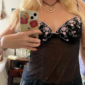 Snygg topp  - Jätte snygg fest topp!🧡 Säljer då den inte kommer till användning och är liteee för stor för mig! 🥰 