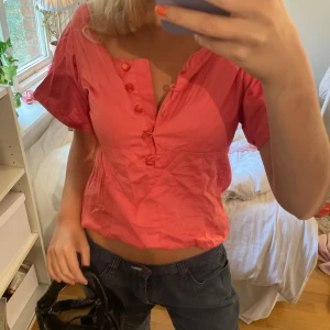 Topp - En super snygg korall topp, sista bilden är tröjan åt andra hållet så om du vill variera så är det bara att vända på tröjan❤️