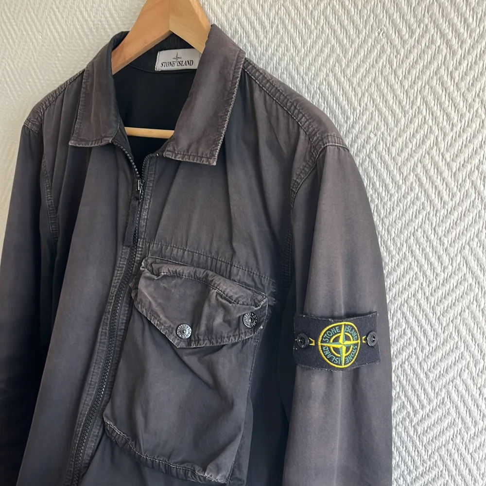 Skön overshirt från Stone Island! Inga deffekter, pris kan disskuteras vid snabb och smidig affär. Jackor.