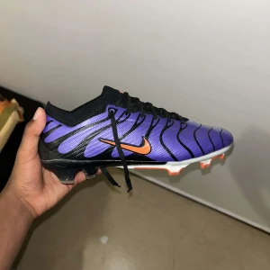 Tn fotbollskor - Säljer mina tn fotbollskor som jag aldrig haft på mig de för de är för stora för mig och har köpt de för 1300