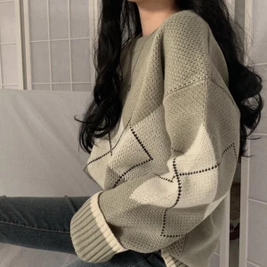 Stickat vintage tröja - Stickad tröja med argyle-mönster för höst och vinter. Långärmad, o-ringad och lite lös passform. Perfekt för en avslappnad vintage-look med koreanska vibes.