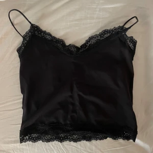 Crop Top Linne - Svart crop top köpt från Zalando