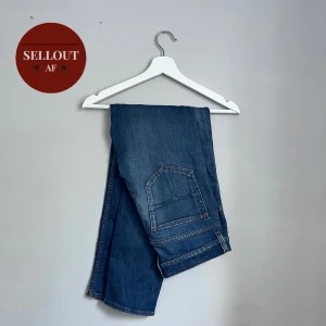 Tiger of sweden jeans - Fräscha jeans till hösten! Riktigt snygg mörkblå färg och den slimade passformen är tidslös och trendig. Skriv DM vid frågor och funderingar!