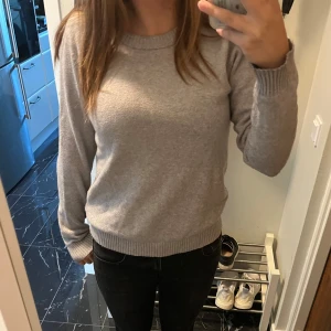 stickad tröja vila - jättesöt ljusgrå stickad tröja från vila som passar perfekt nu till hösten💘 den är i storlek S men passar nog både XS, S och M beroende på vilken passform man vill ha💗