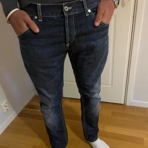 Dondup Sam - Tja! Säljer nu dessa jeans ifrån Dondup🇮🇹. Modellen är ca 182cm och väger 74kg och bär storlek 34 i modell Sam (slimfit)  Nästintill perfekt skick👖| Pris: 849kr Vid fler frågor eller bilder är det bara att skriva!  