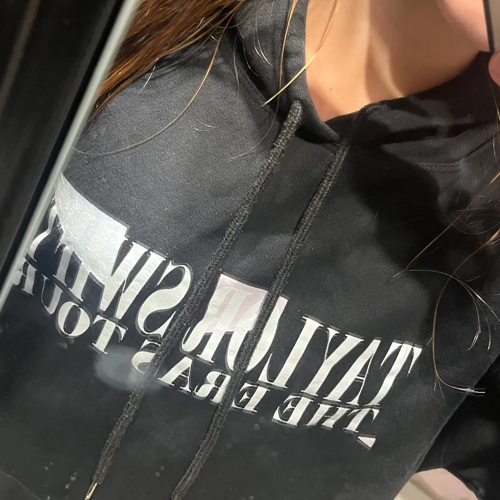 En Taylor Swift eras tour  hoodie. Bra skick inga hål eller några permanenta fläckar. Pris kan diskuteras . Hoodies.