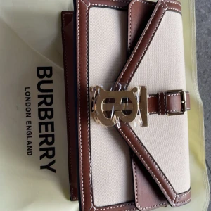 Burberry väska  - Elegant,fin och unik burrberry väska otroligt fin färg på väskan.