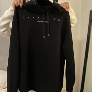 Armani hoodie herr  - Säljer en Armani hoodie ÄKTA. Använd 1 gång ej mer, inga defekter. Passar herr /kvinna