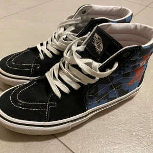 Vans sneakers med mönster - Vans sneakers Krooked by Natas i stl 41. Knappt använda, fint skick. Nypris ca 1300 kr. 