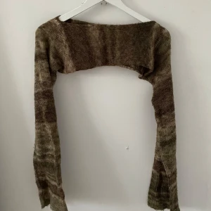 Y2k topp  - Jätte snygg y2k topp i en oliv grön färg🧑‍🎤⭐️ Den är super mjuk och gosig och sticks ingenting<3!! Den är dessutom helt oanvänt och har inga defekter😉😉köpt för 300