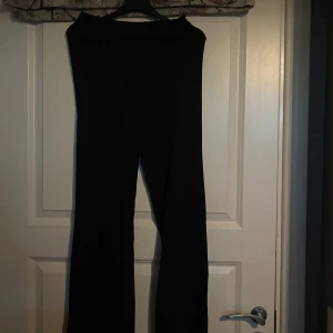 Kostymbyxor  - Helt släta har inga fickor eller dragkedja, slits nere vid benen