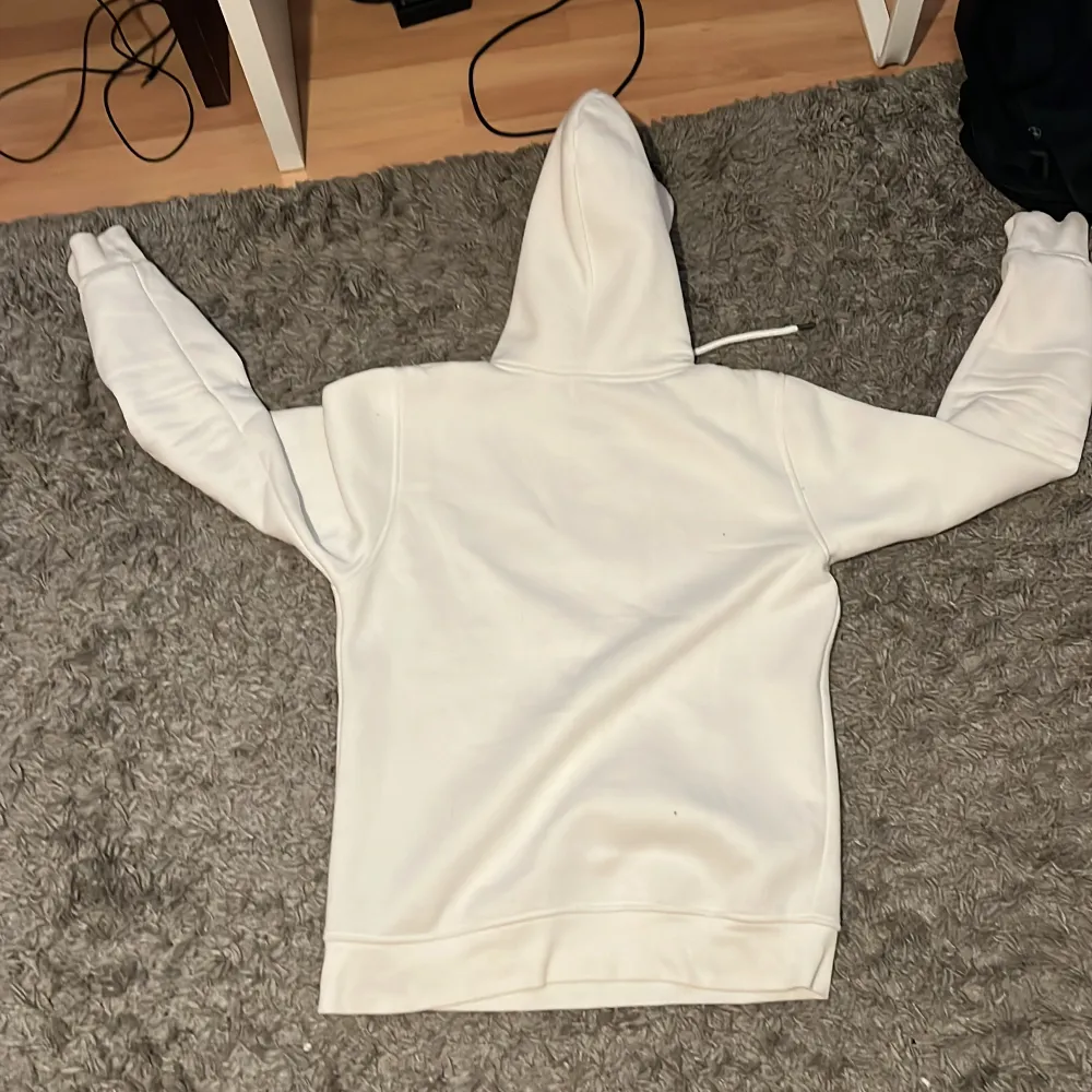 Säljer denna nästan oanvända hoodien, cond 10/10. Passar M men som bäst för S. Hoodies.