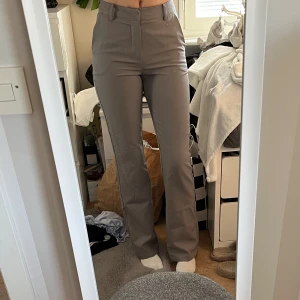 Kostymbyxor  - Jättefina kostymbyxor från bikbok. Köpte för lite mer än ett år sen men använda bara nån gång. Köpta för 500kr. Storlek 34, passar XS och S💗