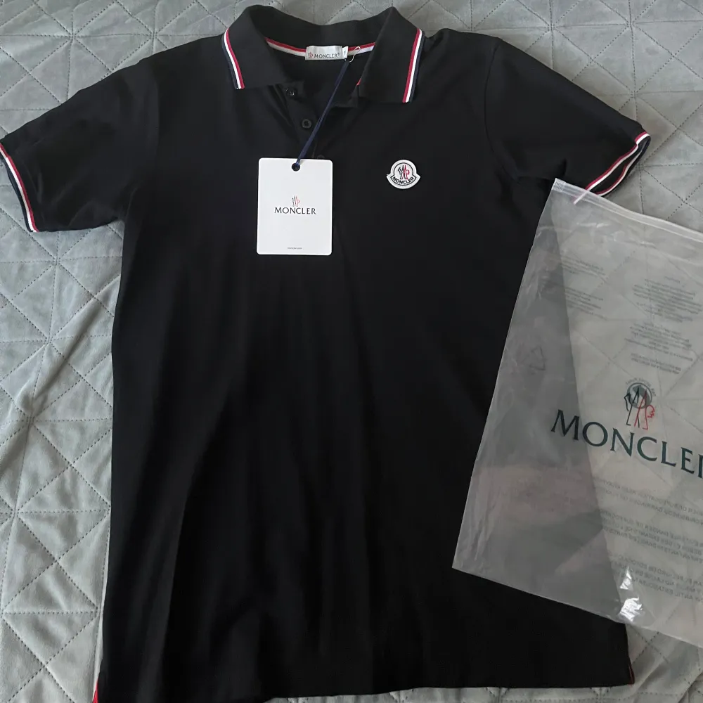 Tjena! Jag säljer två moncler polo storlek M, vit och svart. Båda är helt nya. Det går att köpa enskilt eller båda tillsammans. Pris för en är 699kr och för båda är det 1199kr.  Skriv gärna om du är intresserad, pris kan diskuteras🤩. T-shirts.