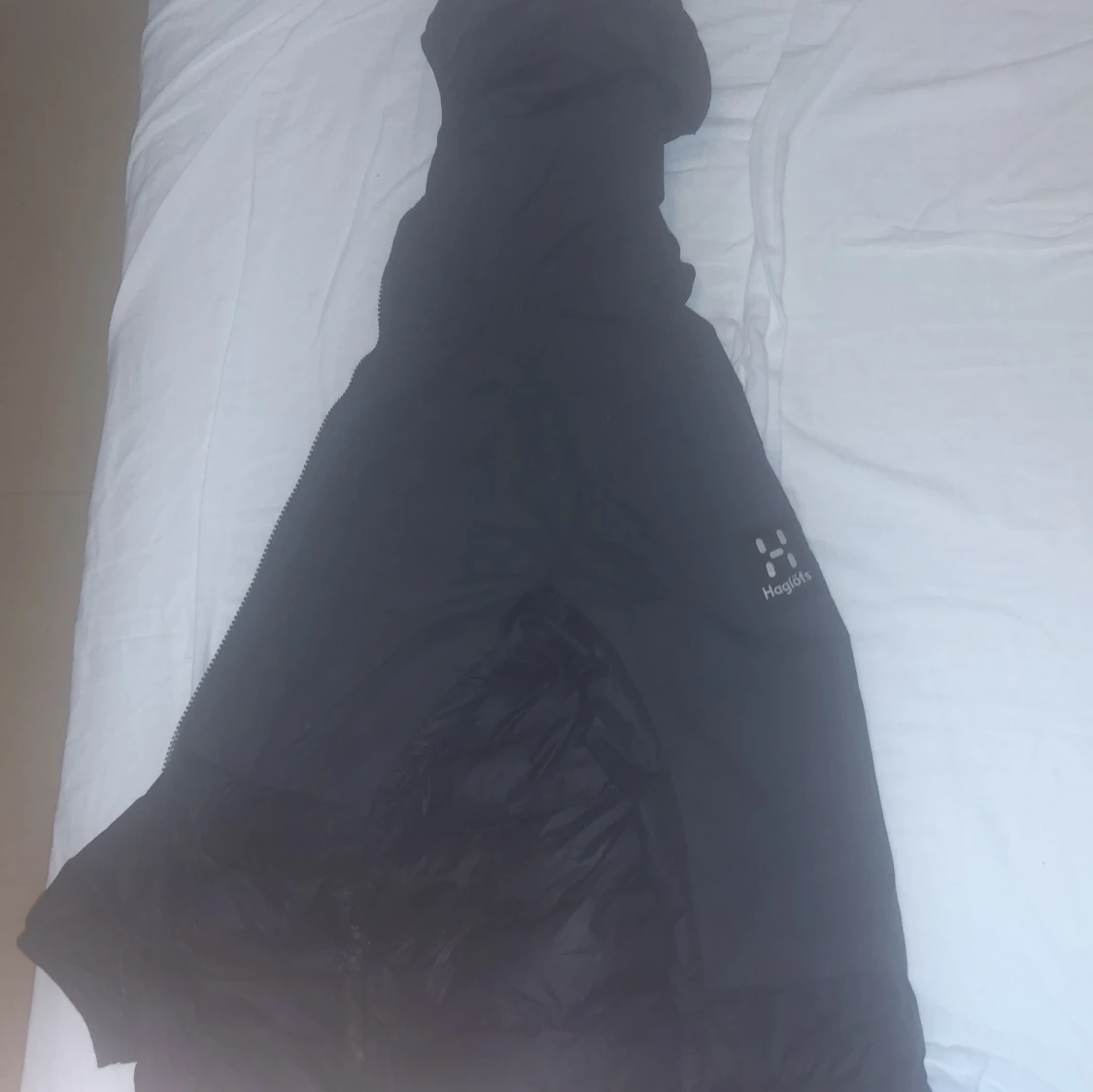 Fräsh haglöfs jacka som du kan ha på hösten och vintern. Den har inga hål och inga rep. - 92