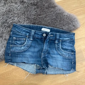 jeansshorts  - säljer dem här så snygga shortsen köpt i spanien seconhand💗kommer tyvärr inte till användning då jag har många fler