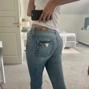 Lågmidjade jeans - Lågmidjade jeans från guess😊 super snygga fickor och logga. Jag e 168 och passar bra på mig som brukar ha 36 i jeans. Midjemått 85 o innerbenslängd 81❤️‍🔥❤️‍🔥