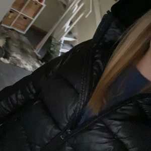 Vinter jacka  - Fin vinter jacka, använd ganska mycket men i bra skick, den har ett hål vid luvan men den ser man inte, (enkelt att sy)