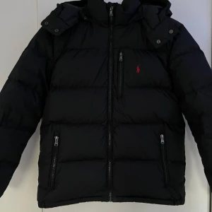 Ralph lauren jacka - Hej , säljer en ralph lauren jacka i storlek L ( 14 -16 ) barnstorlek . Jättefint skick och funkar utmärkt till vintern . 