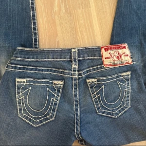 True religon jeans  - Säljer mina favorit jeans i eftersom att de inte kommer till användning ⭐️ sitter jätte fint på kroppen och är bootcut. I storlek 27