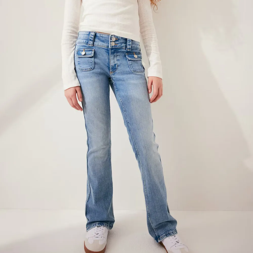 säljer dessa blå superfina jeans från hm då dem inte kommer till användning😇😇 dem är i storlek 164 och sitter perfekt på mig som vanligtvis har xs/s💞💞. Jeans & Byxor.