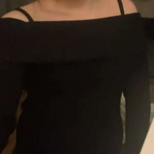 Off shoulder tröja  - Mysig Off shoulder tröja perfekt till hösten i jättebra skick 