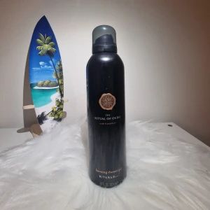 The Ritual of Oudh Foaming Shower Gel - Säljer en lyxig duschgel från Rituals, The Ritual of Oudh. Den kommer i en elegant svart flaska med en stilren design. Doften är en härlig mix av oudh och patchouli, perfekt för en avkopplande duschupplevelse. Flaskan är 200 ml och ger ett rikt, skummande lödder. Perfekt för att unna sig själv eller ge bort som present!