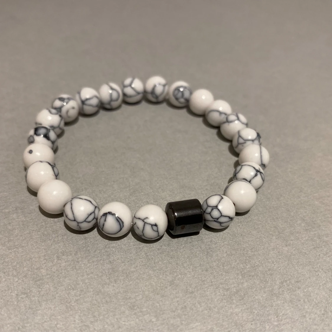 Vitt pärlarmband 