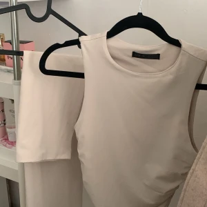Beige set  - En topp och en kjol 