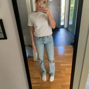 Straight jeans zara 💙 - Straight jeans mid waist med hål från zara 💙