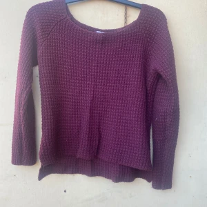 Vinröd stickad tröja från Vero Moda - Säljer en mysig vinröd stickad tröja från Vero Moda. Den har en skön passform med långa ärmar och en rund halsringning. Perfekt för höst och vinter när du vill hålla dig varm och stilren. Tröjan är i storlek XS och passar perfekt för en casual look.