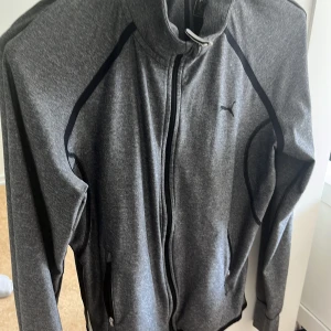 Puma kofta - Väldigt stretchig och bra tillför träning