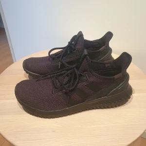 Adidas M. Kaptir 2.0 - Sneakers i mycket bra skick. Endast använda enstaka gånger. Storlek 44,5. Innermått 285mm